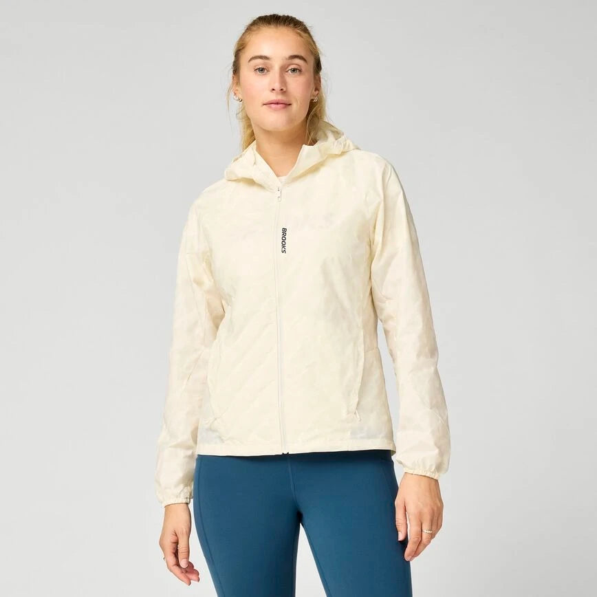 Brooks Canopy Packable Jacket W Reflective - Wordmark Bone